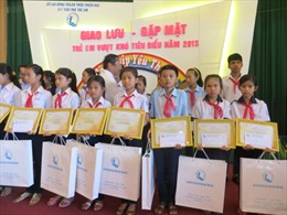Bảo Việt Nhân thọ trao học bổng cho trẻ em nghèo vượt khó
